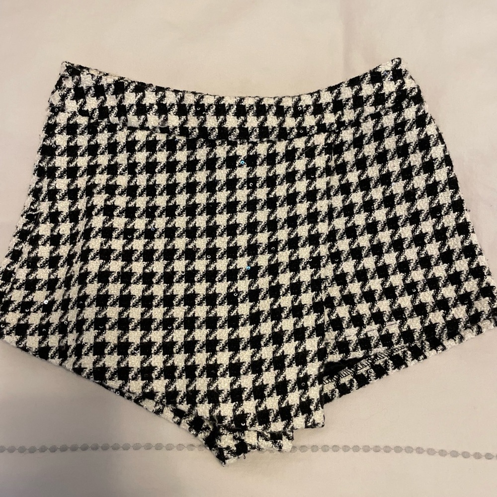 Katie J NYC Black and White Houndstooth Skort